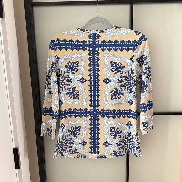 J. McLaughlin Catalina Cloth Top Women’s Size M Tan Blue Print Stretch Shirt - Picture 3 of 11